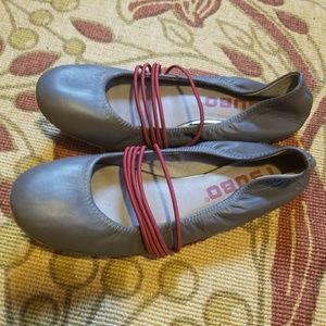 Tsubo gray and red flats